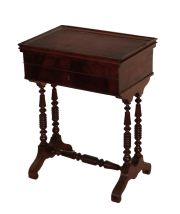 Costurero o mesa auxiliar Victoriano, dos cajones, madera de caoba.