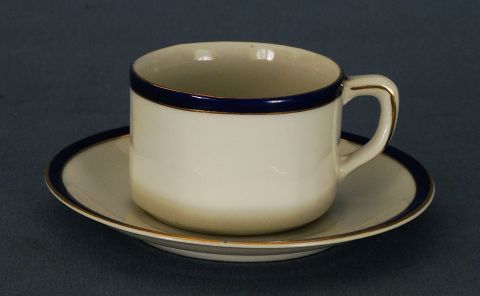 Pocillos de cafe con platos, porcelana blanca y azul. (6)