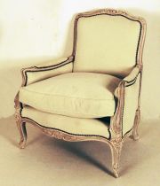 Bergeres estilo Luis XV, laqueados, tapizados blanco. (2).