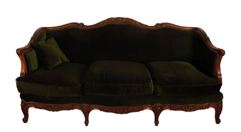 Sofa estilo Luis XV, tapizado pana verde.