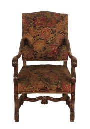 Sillon estilo barroco, tapizado tapicería, respaldo curvo.