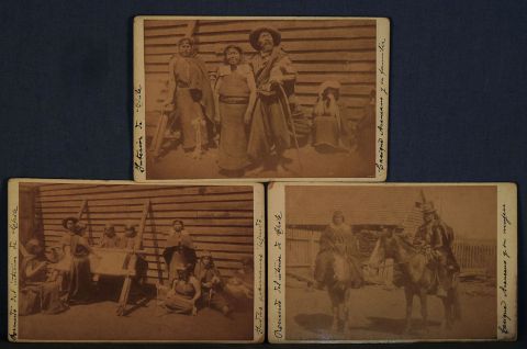 Albuminas Chile, Cacique Araucano y su mujer, Cacique con familia e India tejiendo. 15 x 10 cm. Circa 1860-1870