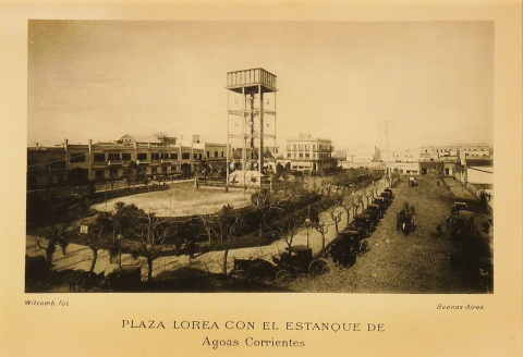 FOTOGRAFIA. Witcomb. Plaza Lorea con el estanque de Aguas Corrientes. Fototipia año 1889.