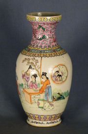 Vaso oriental, porcelana co dec. personajes