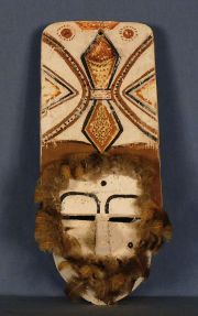 Mascara Chane, Aña Anti, de palo borracho con plumas, h: 46 cm. Hacia 1950