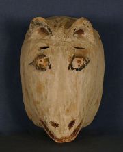 Mascara Chane, Zoomorfa, de palo borracho, h: 29,5 cm. Hacia 1950.