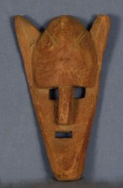 Mascara Chane, Antropomorfa, de palo borracho, h: 31 cm. Hacia 1950.
