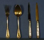 Puiforcat, juego de cubiertos de postre de plata vermeille.12 cucharas, 12 tenedores, 12 cuchillos cabo nacar, 12 cuchil