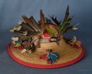 Sombrero Amazonico con plumas y canutillos.
