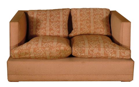 Sofa moderno tapizado en tela rosa con almohadones.