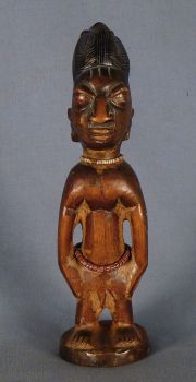 Talla africana figura masculina con collar. avs