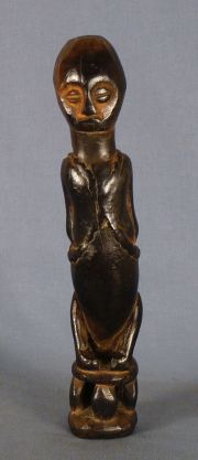 Talla africana, figura madera oscura.