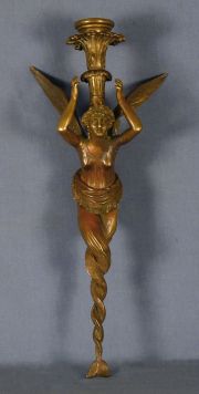 Figura de bronce con als y tulipa.