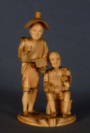Figura de pescadores, talla japonesa con faltantes.