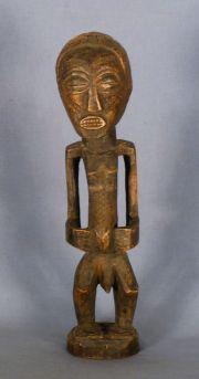 Talla africana , Personaje de pie madera oscura.