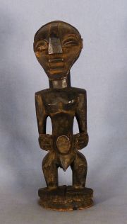 Talla africana, Personaje con panza plana, madera oscura.