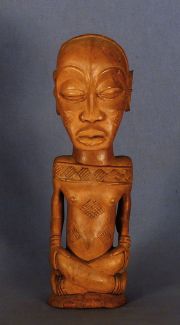 Talla africana, Personaje con piernas cruzadas