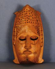 Mascara africana, madera clara tallada.