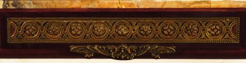 Escritorio estilo Luis XVI, tapa de mármol restaurado, marqueteria y aplicaciones de bronce.