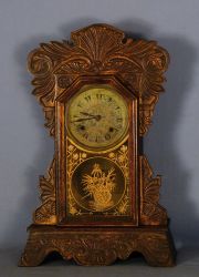 Reloj de mesa, madera tallada. Con Pendulo y 2 llaves.