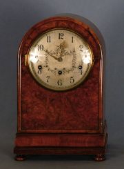 Reloj inglés de mesa, caja de madera. Con Pendulo y llave.