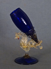 Vaso azul de murano sostenido por ave