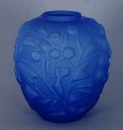 Vaso, Vidrio azul con motivo vegetal.