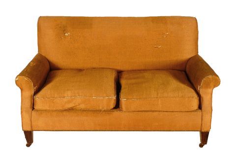 Piezas de living sofa y dos sillones, tapizado amarillo. Con rueditas. (3)
