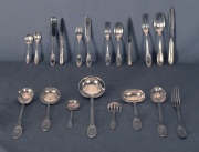 Cubiertos de plata francesa Tetard, guarda perlada 24 cuchillos mesa, 24 tenedores, 12 cucharas, 11 cuchillos postre, 12