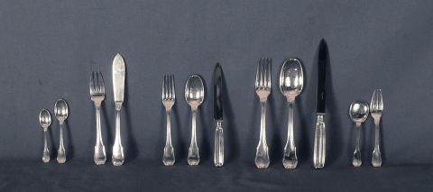 Tetard, Cubiertos de plata francesa, lisa con molduras. 24 tenedores mesa, 24 cuchillos, 12 cucharas, 12 tenedores post