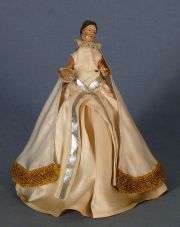 Mujer, talla de vestir con vestimenta beige y capa celeste. Faltantes. Col. J.C. Colombano,
