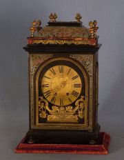 Reloj de mesa caja de madera, cuadrante de bronce. Con llave.