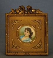 Mujer, miniatura, acuarela enmarcada, marco bronce, Siglo XIX- XX