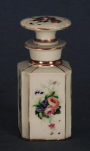 Frasco perfumero decoración floral, con tapón, cachadura.