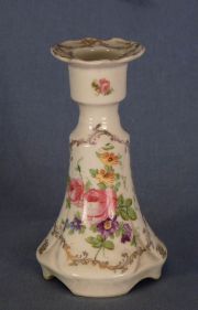 Candeleros de porcelana, decoración floral. (2)