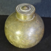Caja globular para cosmeticos, bronce patinado, India, S. XVIII