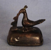 Limpia zapatos con ave, bronce patinado India S XVIII