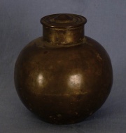 Caja globular para cosmeticos, bronce patinado India, s.XVIII