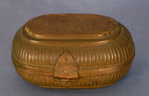 Caja para nueces de Betel, de bronce oval India S XVIII