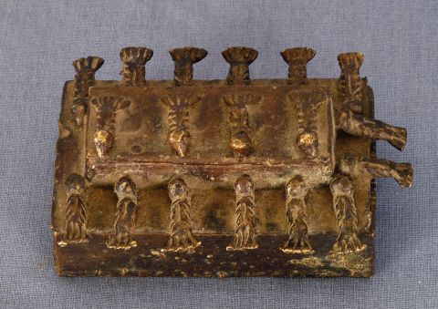 Caja hindu de bronce, tapa con aves. S XVIII