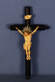 Cristo de marfil, cruz cilindrica.