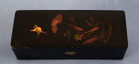 Caja laca japonesa, rectangular negra con decoración de paisaje.