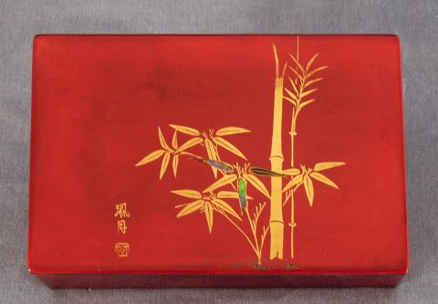 Caja laca roja china con bambu.