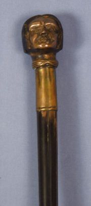 Bastón de madera pomo cabeza masculina de bronce.