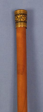 Bastón de madera pomo nikelado con decoración vegetal inicialado AS