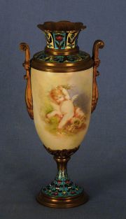 Vaso de porcelna, restaurado, con montura de bronce cloisone.