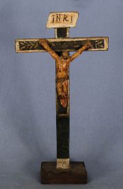 Antiguo crucifijo de madera tallada y policromada.