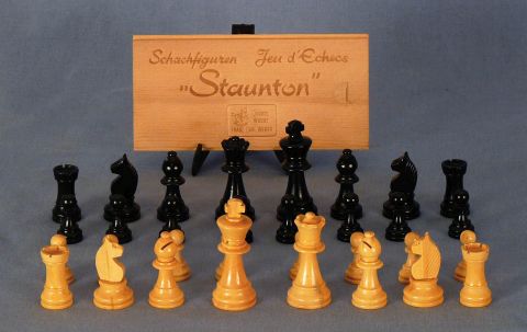 32 trebejos de ajedrez STAUNTON en caja original.