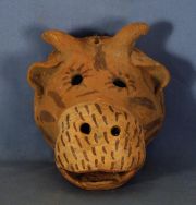 Máscara Chané. vaca, de cerámica