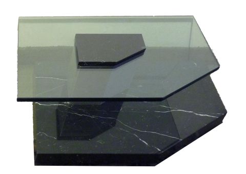 Mesa centro cuadrada en chanfle, diseño, tapa de vidrio ahumado con base de mármol negro. Restaurada